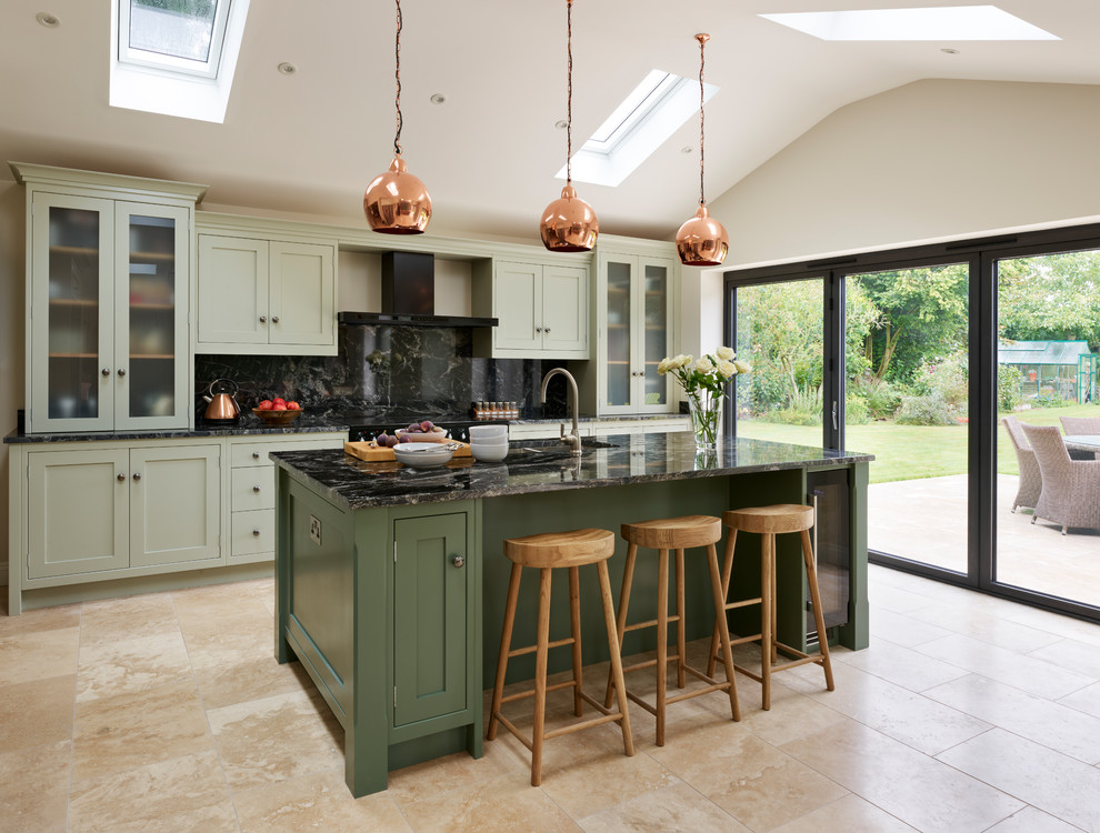 Exempel på ett stort klassiskt kök, med gröna skåp, granitbänkskiva, svart stänkskydd, rostfria vitvaror, en köksö, skåp i shakerstil och beiget golv
