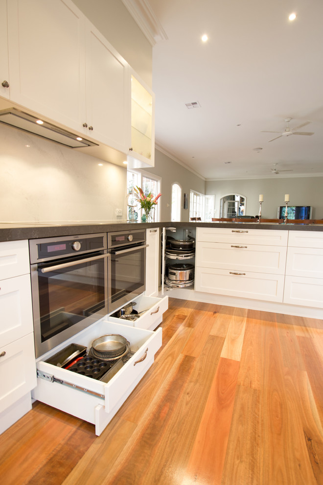 Photo of a contemporary kitchen in Melbourne.