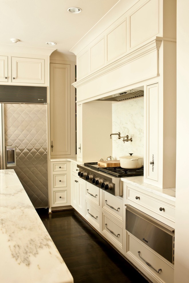 バーミングハムにあるトラディショナルスタイルのおしゃれなキッチン (落し込みパネル扉のキャビネット、白いキャビネット、白いキッチンパネル、シルバーの調理設備、濃色無垢フローリング) の写真