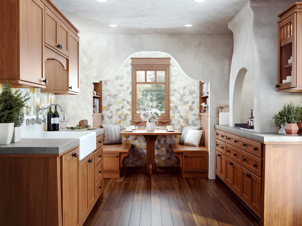 Klassische Küche ohne Insel mit Landhausspüle, Schrankfronten im Shaker-Stil, hellbraunen Holzschränken, bunter Rückwand und braunem Holzboden in Sacramento