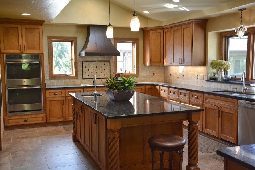 Exempel på ett stort klassiskt kök, med en dubbel diskho, skåp i shakerstil, skåp i mellenmörkt trä, granitbänkskiva, beige stänkskydd, stänkskydd i stenkakel, rostfria vitvaror, klinkergolv i keramik och flera köksöar