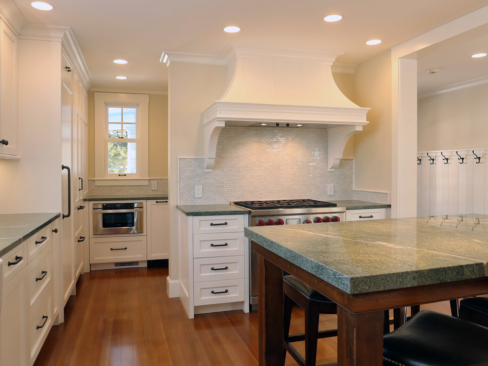 Maritime Küche mit Schrankfronten im Shaker-Stil, weißen Schränken, Granit-Arbeitsplatte, Küchenrückwand in Grau, Rückwand aus Mosaikfliesen und Küchengeräten aus Edelstahl in Boston