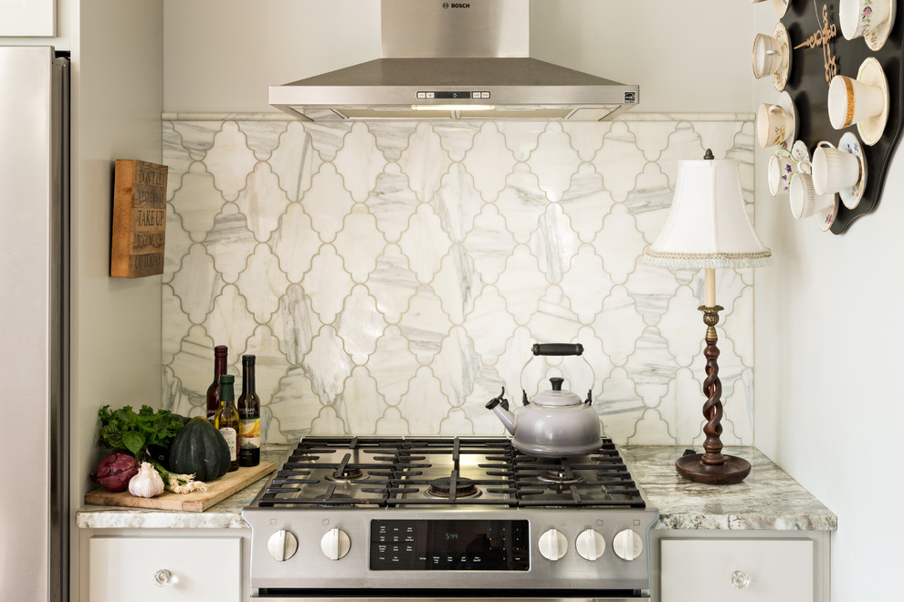 Bild på ett litet eklektiskt kök, med en dubbel diskho, skåp i shakerstil, grå skåp, granitbänkskiva, flerfärgad stänkskydd, stänkskydd i stenkakel och rostfria vitvaror