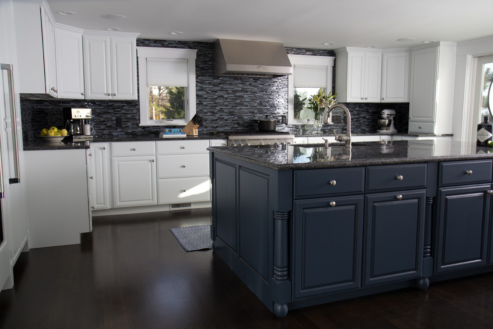 Idéer för att renovera ett mycket stort kök, med en undermonterad diskho, granitbänkskiva, blått stänkskydd, rostfria vitvaror, luckor med upphöjd panel, blå skåp, mörkt trägolv, en köksö, stänkskydd i stickkakel och brunt golv