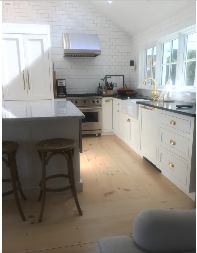 Exempel på ett lantligt kök, med ljust trägolv och vitt golv