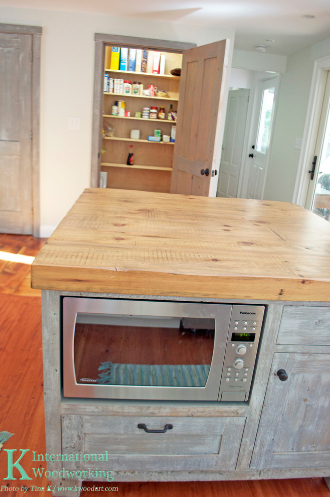 Idéer för att renovera ett rustikt kök och matrum, med skåp i slitet trä