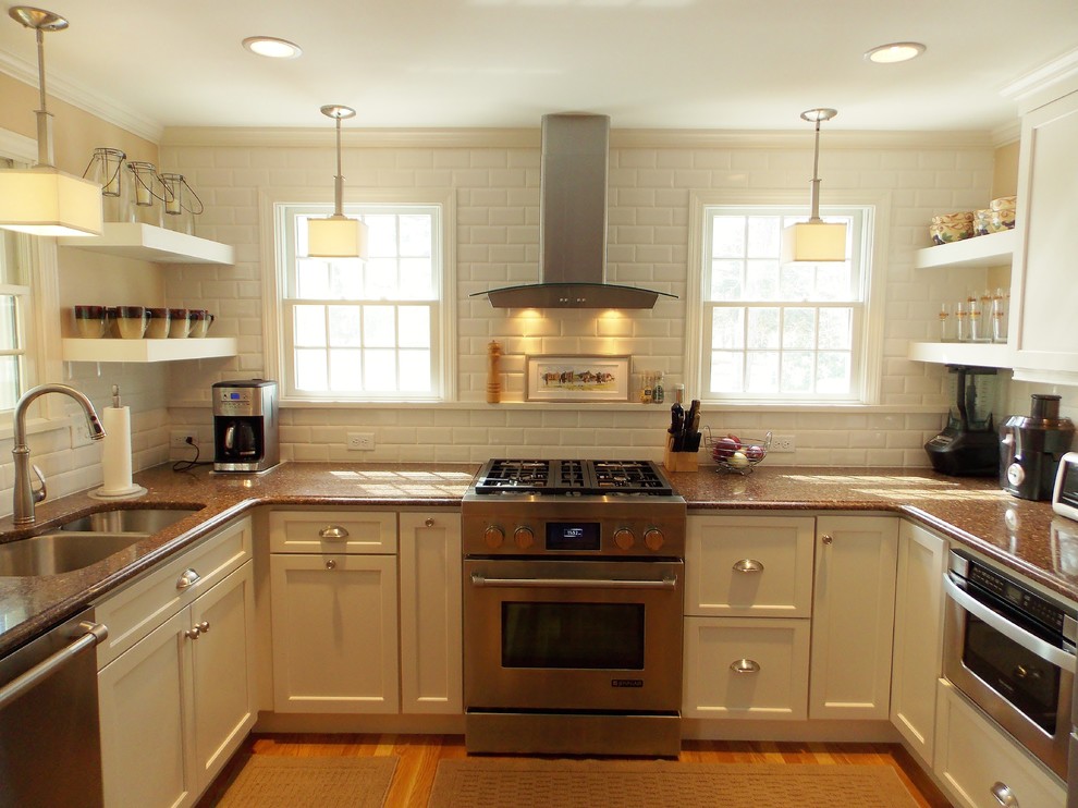Idéer för att renovera ett litet vintage kök, med en undermonterad diskho, skåp i shakerstil, vita skåp, bänkskiva i koppar, vitt stänkskydd, stänkskydd i keramik, rostfria vitvaror och mellanmörkt trägolv