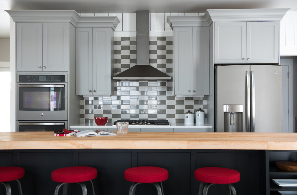 Foto de cocina clásica renovada con armarios estilo shaker, puertas de armario grises, salpicadero multicolor y una isla