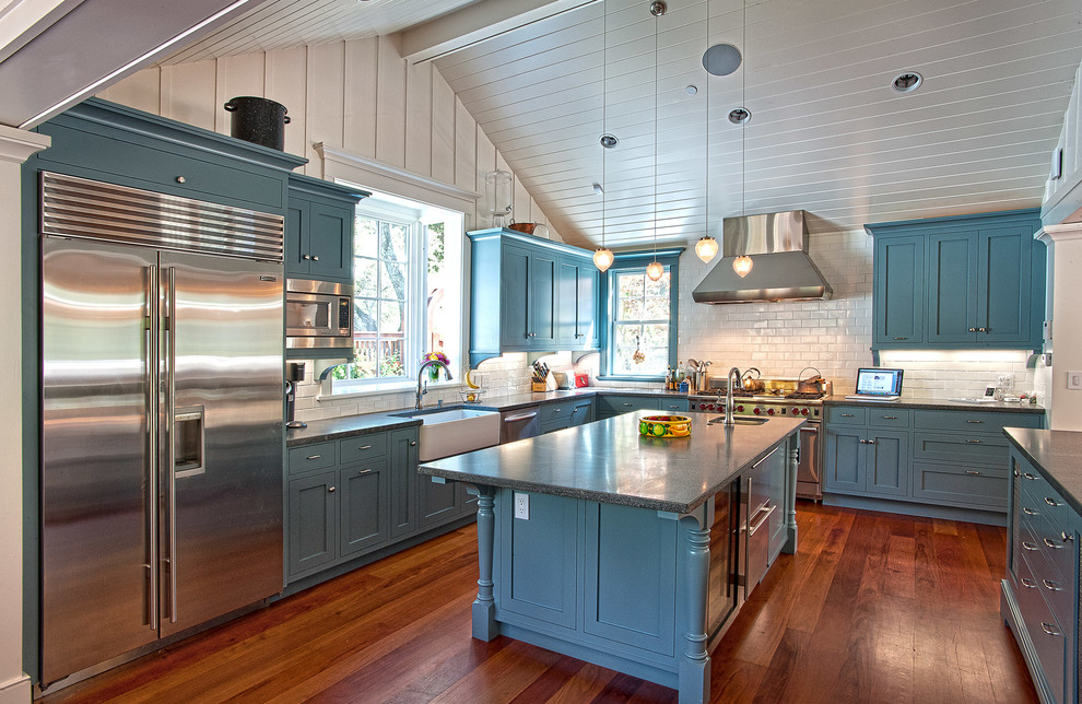 Klassische Küche in U-Form mit Landhausspüle, Schrankfronten mit vertiefter Füllung, blauen Schränken, Küchenrückwand in Weiß, Rückwand aus Metrofliesen und Küchengeräten aus Edelstahl in San Francisco