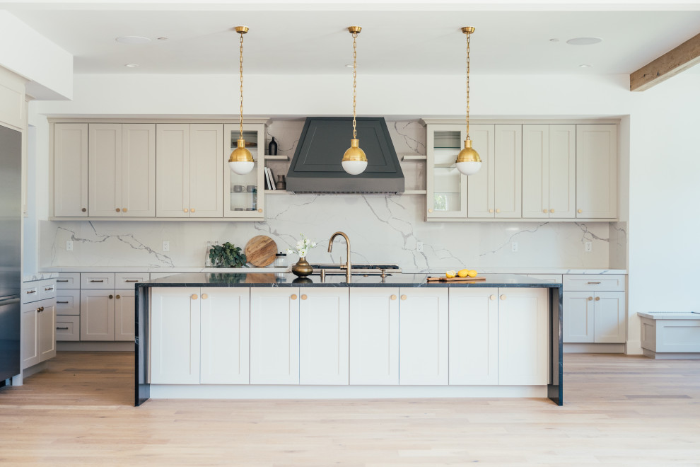 Immagine di una cucina chic con ante in stile shaker, ante beige, paraspruzzi bianco, paraspruzzi in lastra di pietra, parquet chiaro, pavimento beige e top bianco