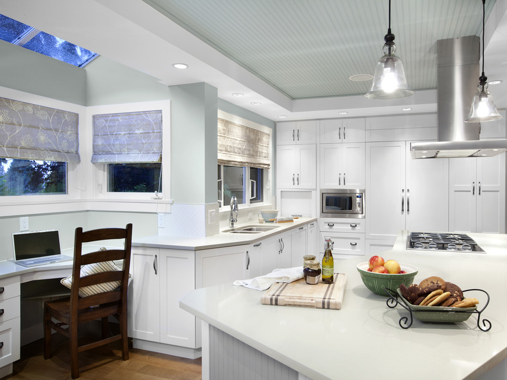 バンクーバーにあるトランジショナルスタイルのおしゃれなキッチン (シルバーの調理設備、アンダーカウンターシンク、シェーカースタイル扉のキャビネット、白いキャビネット、出窓) の写真