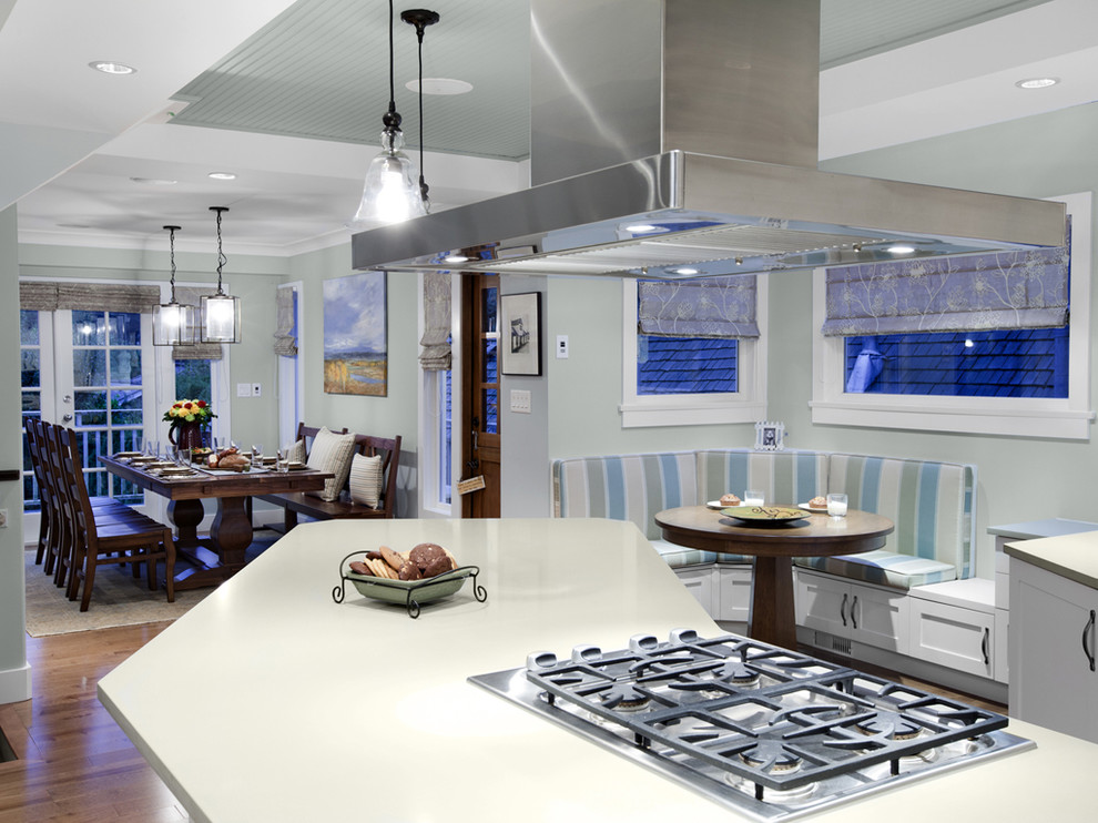 Идея дизайна: кухня в классическом стиле с обеденным столом, белыми фасадами и техникой из нержавеющей стали