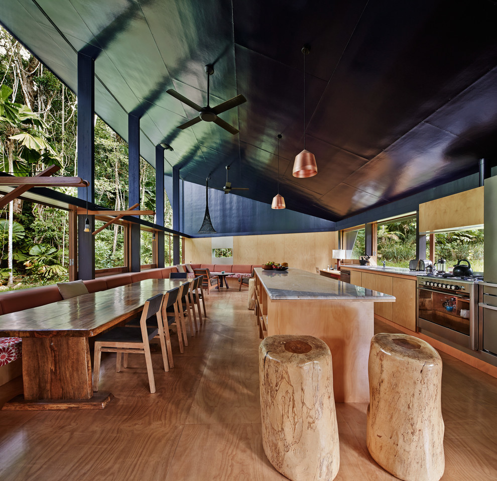 Идея дизайна: параллельная кухня среднего размера в стиле модернизм с обеденным столом, плоскими фасадами и островом