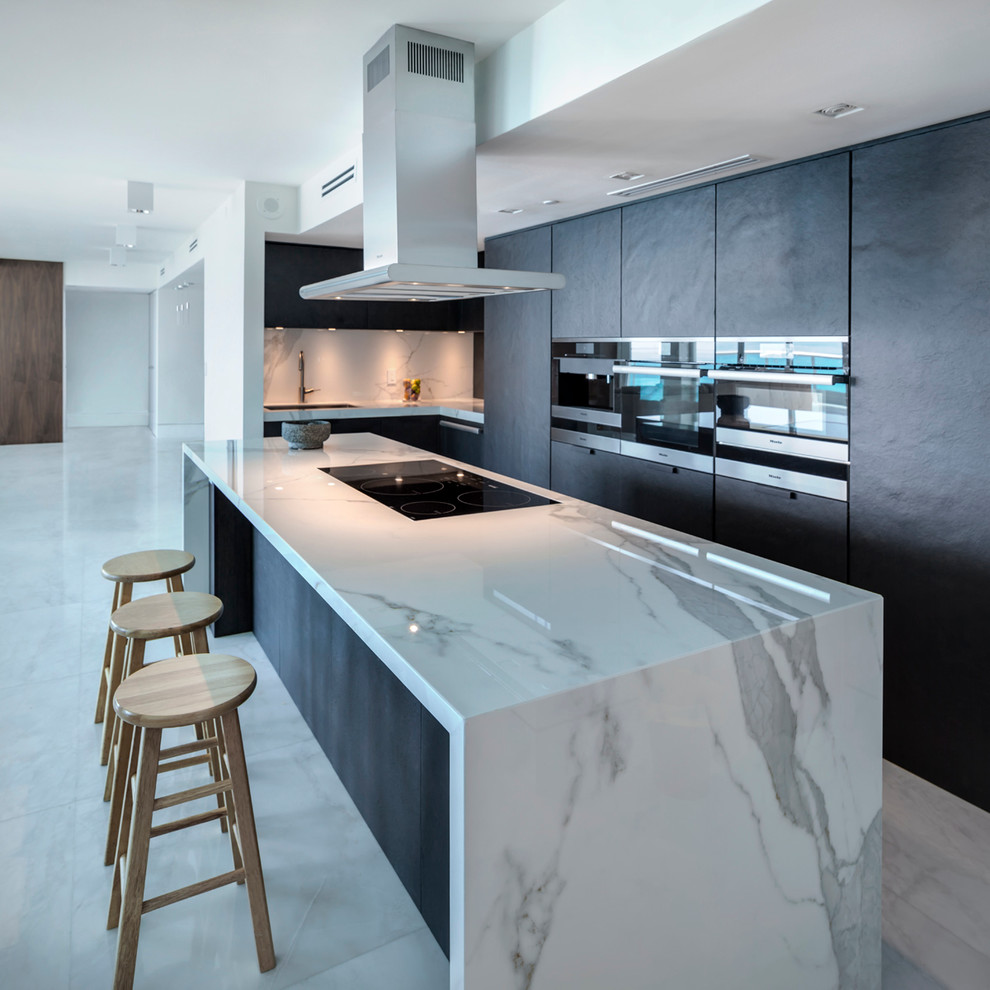 Offene Moderne Küche in U-Form mit Waschbecken, flächenbündigen Schrankfronten, schwarzen Schränken und Kücheninsel in London