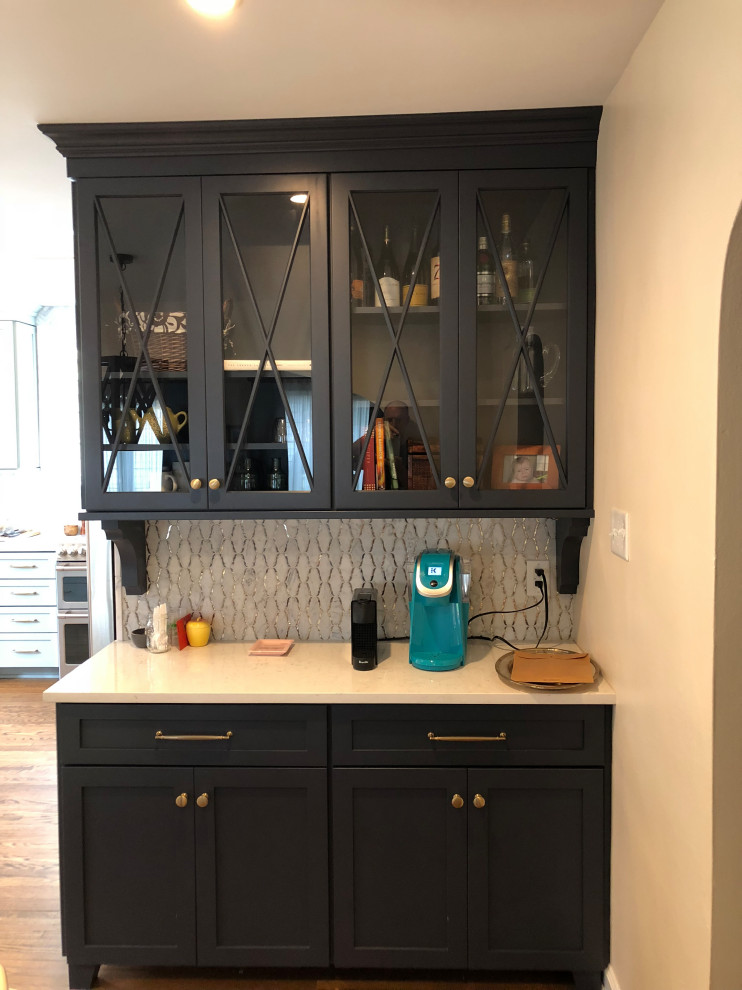 Esempio di una cucina abitabile tradizionale di medie dimensioni con ante blu, paraspruzzi multicolore, pavimento in legno massello medio e pavimento marrone