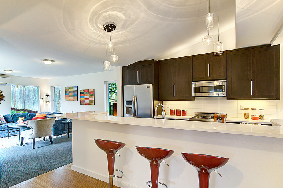 シアトルにあるトランジショナルスタイルのおしゃれなキッチン (濃色木目調キャビネット) の写真
