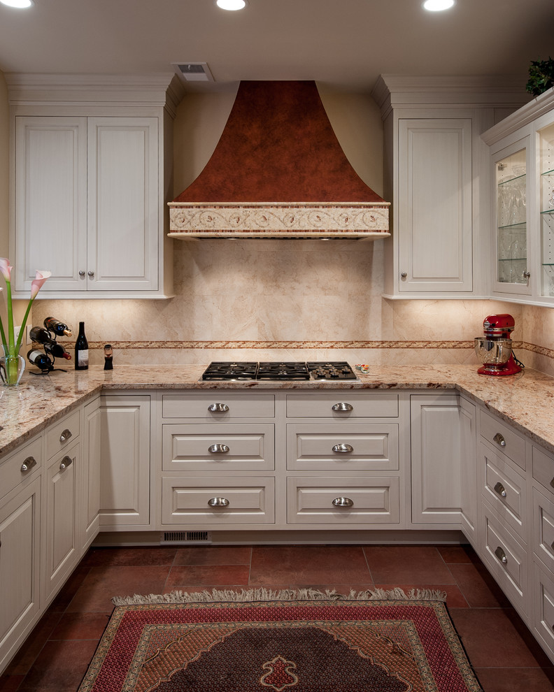 Foto di una cucina classica con ante con bugna sagomata, ante bianche e paraspruzzi beige