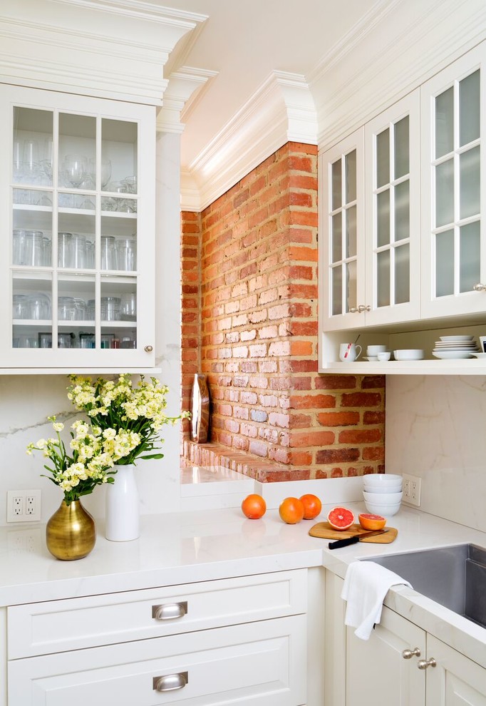 Esempio di una cucina ad ambiente unico classica di medie dimensioni con lavello sottopiano, ante di vetro, ante bianche, top in quarzite, paraspruzzi bianco e paraspruzzi in marmo