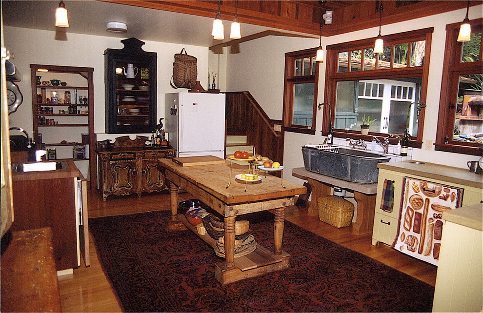 Stilmix Küche mit Landhausspüle und Betonarbeitsplatte in San Francisco