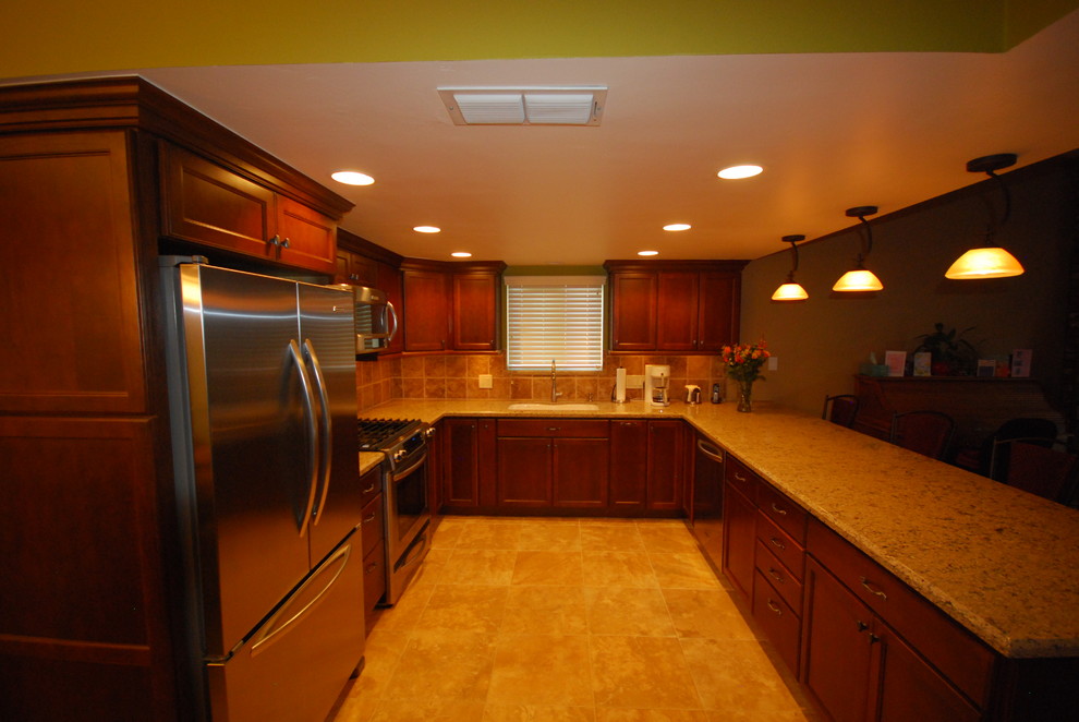 Cappucino/Aragon Traditional Kitchen Other by Blue River