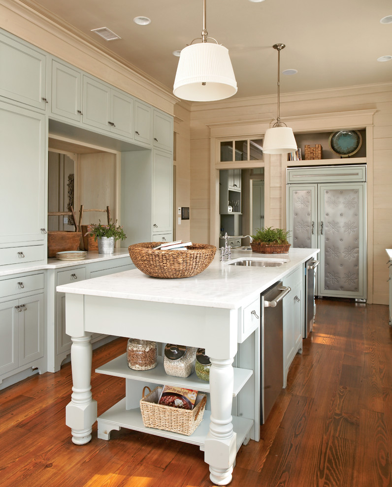 Foto de cocina rectangular costera con fregadero bajoencimera, armarios estilo shaker, puertas de armario grises, electrodomésticos de acero inoxidable y encimera de mármol