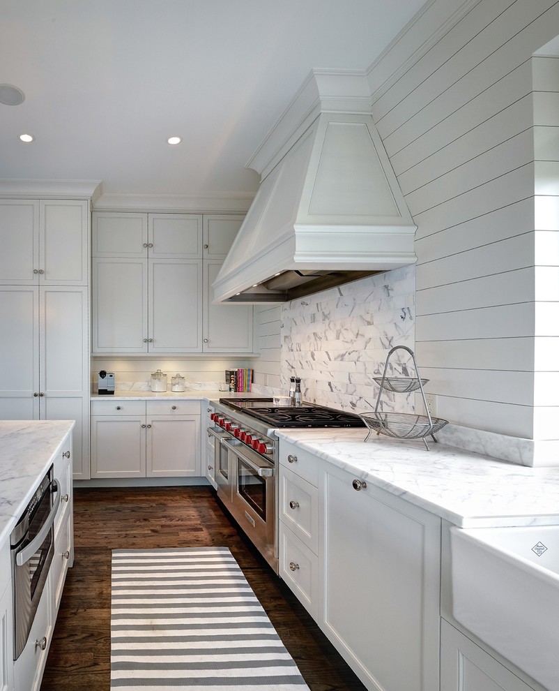 Imagen de cocina marinera grande con armarios con paneles empotrados, electrodomésticos de acero inoxidable, una isla y fregadero sobremueble