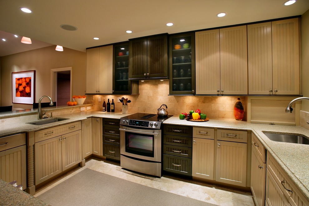 Foto di una cucina ad U tradizionale con lavello sottopiano, ante con riquadro incassato, ante beige, paraspruzzi beige e elettrodomestici in acciaio inossidabile