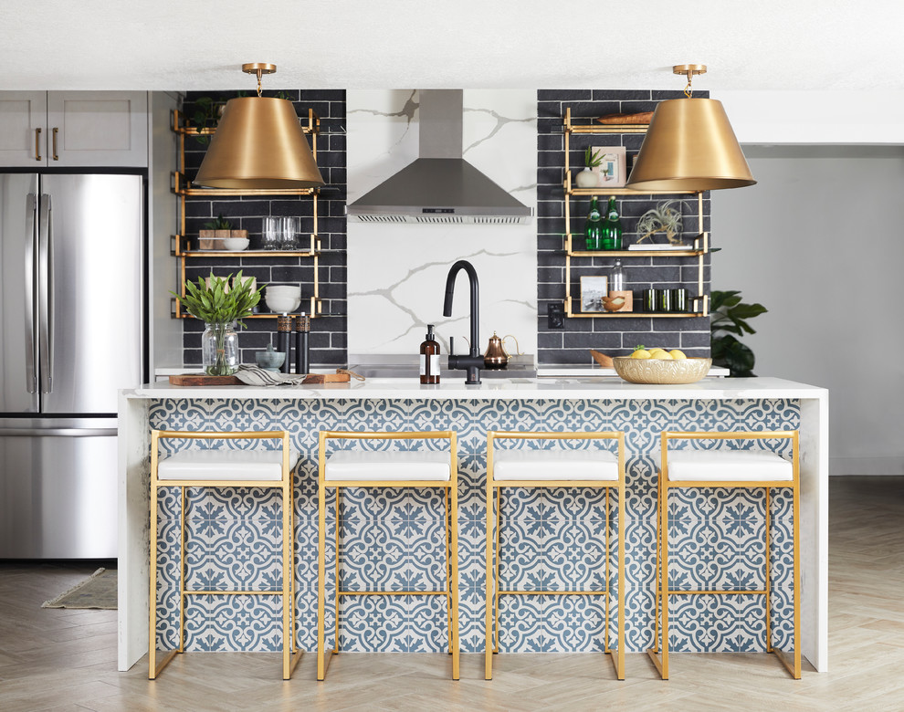 Zweizeilige Moderne Küche mit Küchenrückwand in Schwarz, Rückwand aus Backstein, Küchengeräten aus Edelstahl, hellem Holzboden, Kücheninsel, beigem Boden und weißer Arbeitsplatte in Salt Lake City