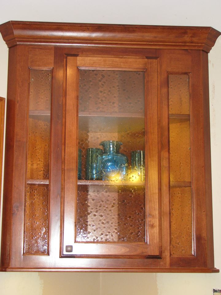 Exempel på ett avskilt, mellanstort klassiskt kök, med en undermonterad diskho, luckor med upphöjd panel, röda skåp, granitbänkskiva, brunt stänkskydd, stänkskydd i glaskakel, rostfria vitvaror, linoleumgolv och en köksö