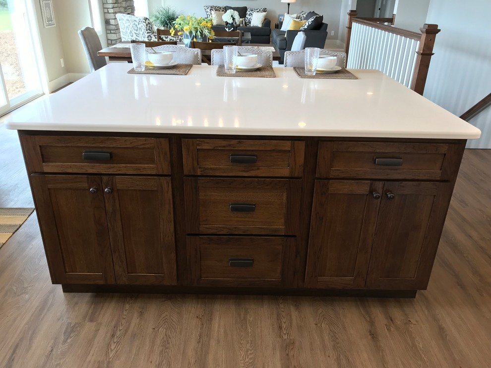 Foto di una cucina di medie dimensioni con ante in stile shaker, ante in legno bruno, top in quarzite, pavimento in vinile, pavimento marrone e top bianco