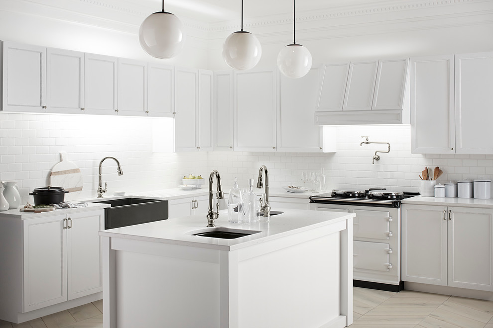 ミルウォーキーにある広いトラディショナルスタイルのおしゃれなキッチン (エプロンフロントシンク、レイズドパネル扉のキャビネット、白いキャビネット、白いキッチンパネル、サブウェイタイルのキッチンパネル、白い調理設備、淡色無垢フローリング) の写真