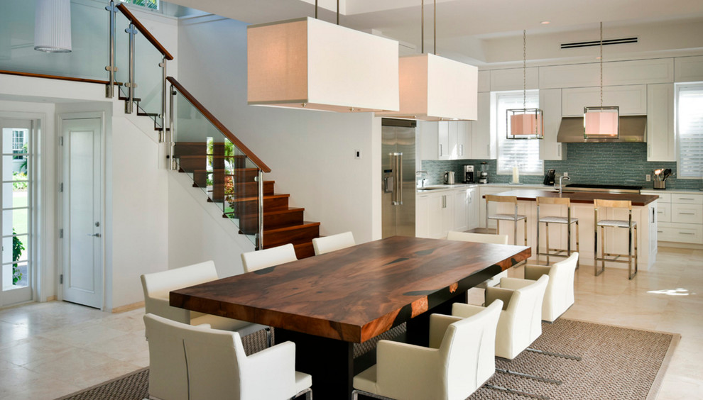 Idee per una sala da pranzo aperta verso la cucina minimal di medie dimensioni con pavimento in travertino
