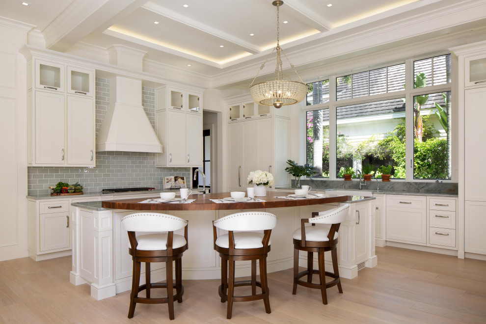 Imagen de cocinas en L clásica renovada, abierta, con fregadero sobremueble, armarios estilo shaker, puertas de armario blancas, salpicadero verde, salpicadero de azulejos tipo metro, electrodomésticos con paneles, suelo de madera en tonos medios, una isla, suelo marrón, encimeras grises y casetón
