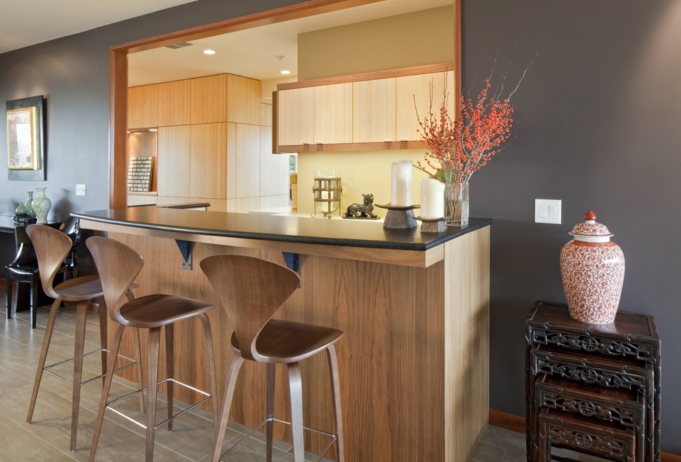 Ispirazione per una cucina ad ambiente unico minimalista con pavimento in gres porcellanato, top in quarzo composito, ante in legno bruno e ante lisce