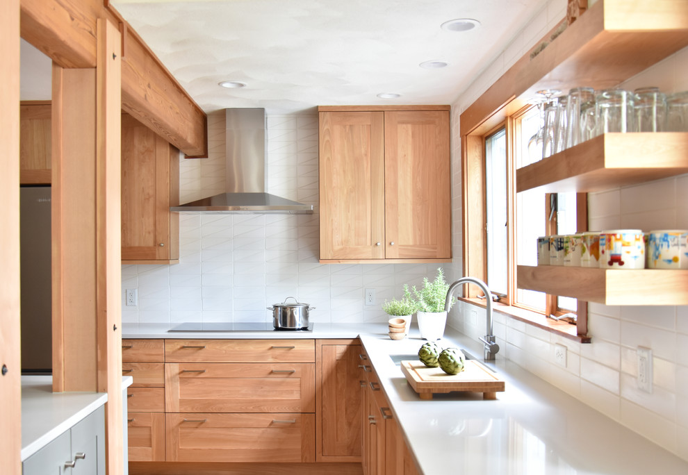 Idéer för ett modernt kök, med skåp i ljust trä, bänkskiva i kvarts, vitt stänkskydd, stänkskydd i keramik, rostfria vitvaror, ljust trägolv och en köksö