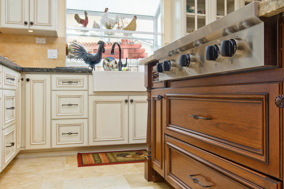 Foto di una cucina country con lavello stile country, ante con riquadro incassato, ante bianche e paraspruzzi giallo