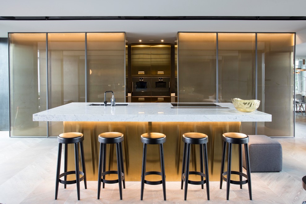 Moderne Küche mit Unterbauwaschbecken, Glasfronten, hellem Holzboden, Kücheninsel, beigem Boden und weißer Arbeitsplatte in Hamilton