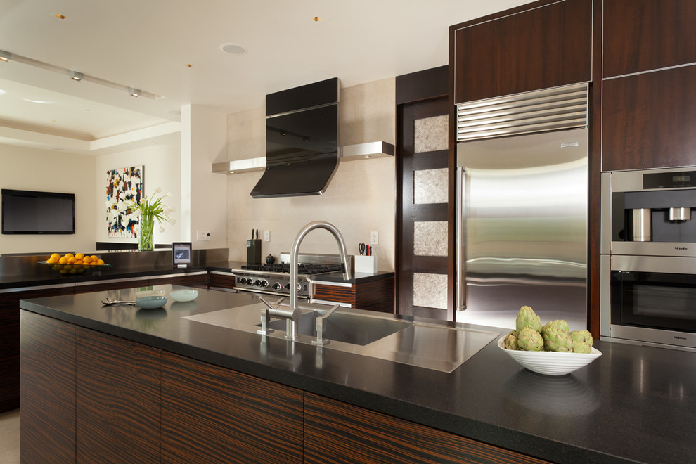 Immagine di una cucina minimal di medie dimensioni con ante in legno bruno e elettrodomestici in acciaio inossidabile