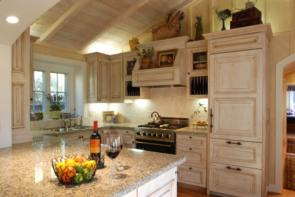 Example of a classic kitchen design in San Francisco