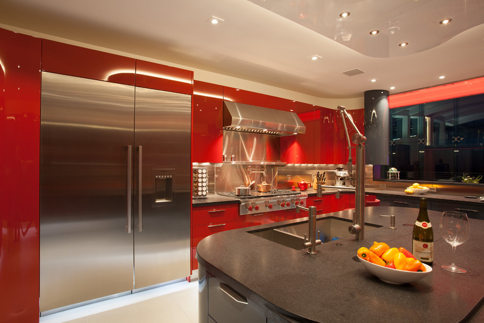Esempio di una grande cucina minimalista con lavello a doppia vasca, ante lisce, ante rosse, elettrodomestici in acciaio inossidabile e pavimento in cemento