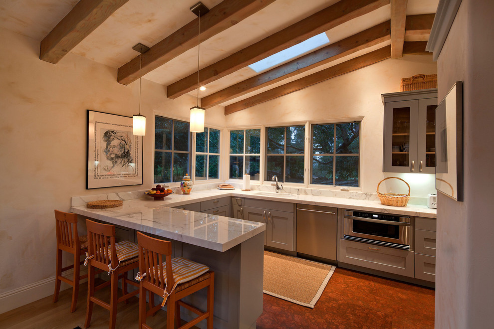 Пример оригинального дизайна: кухня в современном стиле с серыми фасадами, барной стойкой и окном