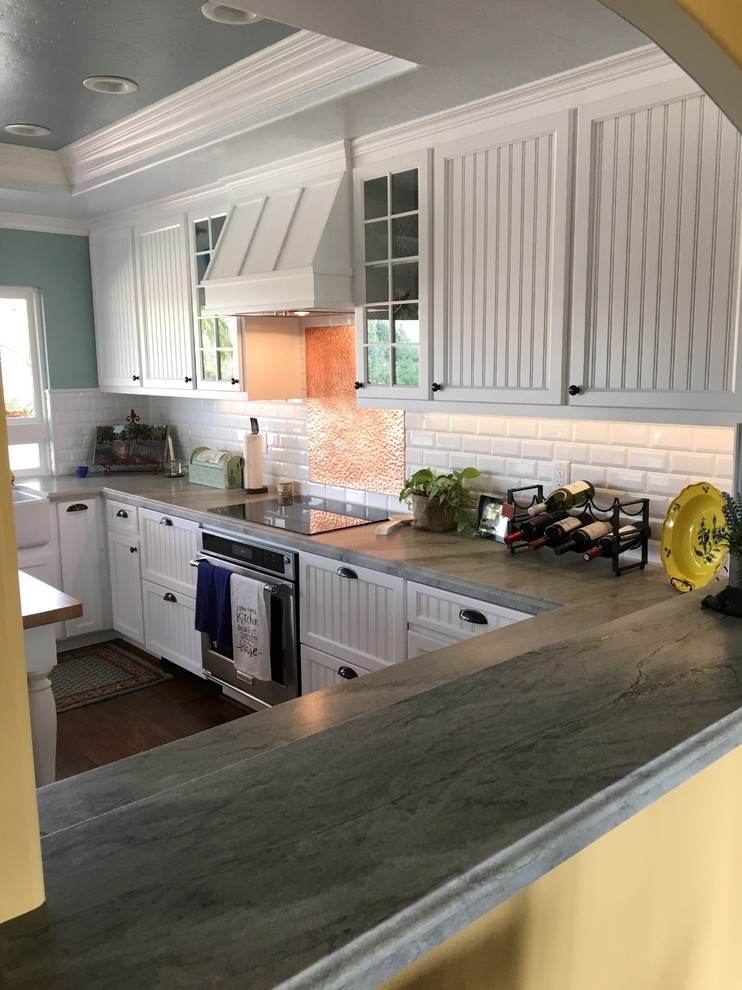 Idéer för att renovera ett mellanstort lantligt kök, med en rustik diskho, luckor med profilerade fronter, vita skåp, bänkskiva i koppar, vitt stänkskydd, stänkskydd i keramik, vita vitvaror, mörkt trägolv och en köksö