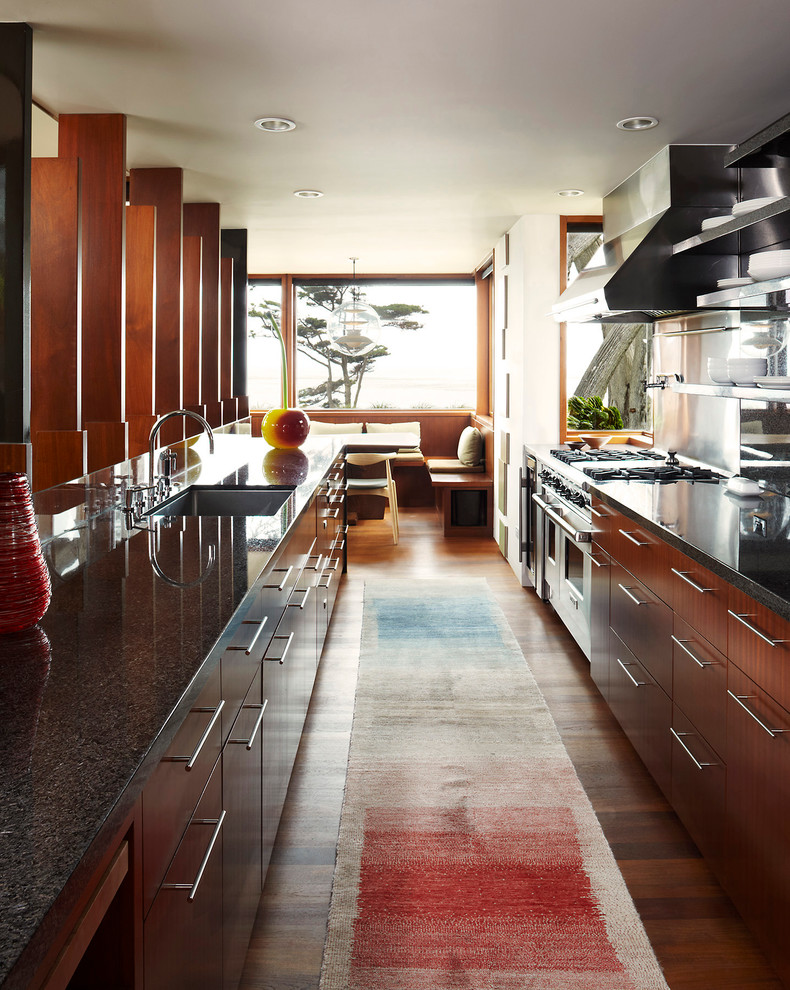 Design ideas for a modern kitchen in Chicago with stainless steel appliances.