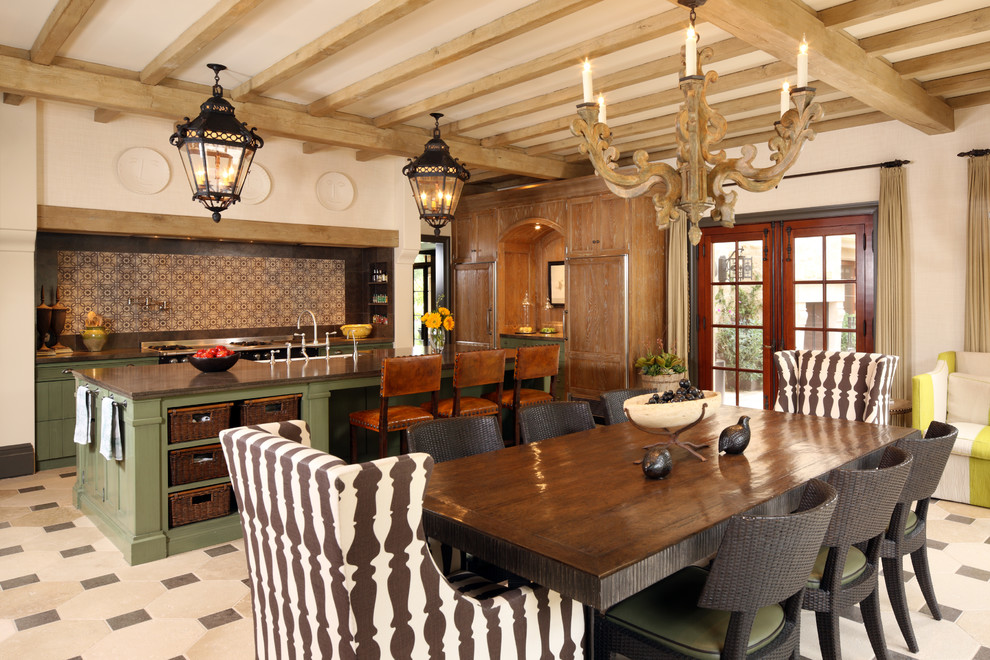 Foto på ett medelhavsstil kök och matrum, med gröna skåp, flerfärgad stänkskydd, stänkskydd i terrakottakakel och integrerade vitvaror