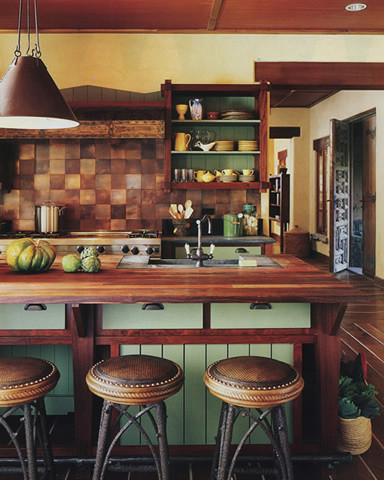 Foto på ett mellanstort rustikt kök, med en undermonterad diskho, släta luckor, gröna skåp, bänkskiva i täljsten, brunt stänkskydd, stänkskydd i metallkakel, rostfria vitvaror, mellanmörkt trägolv och en köksö