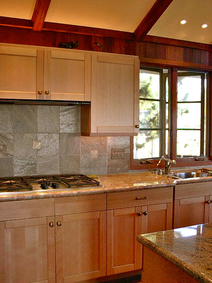 Foto på ett mellanstort amerikanskt kök, med skåp i shakerstil, skåp i mellenmörkt trä, granitbänkskiva, stänkskydd i skiffer, en köksö, en undermonterad diskho, rostfria vitvaror, brunt golv, flerfärgad stänkskydd och mellanmörkt trägolv