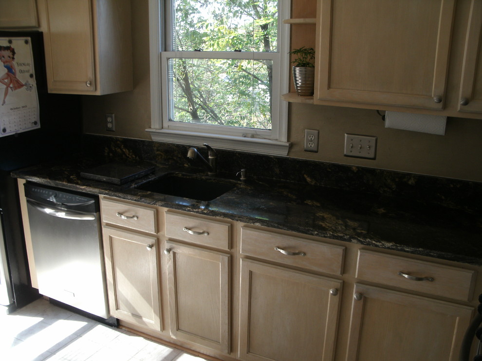 Foto de cocina actual con fregadero bajoencimera, encimera de granito, salpicadero de losas de piedra y electrodomésticos de acero inoxidable