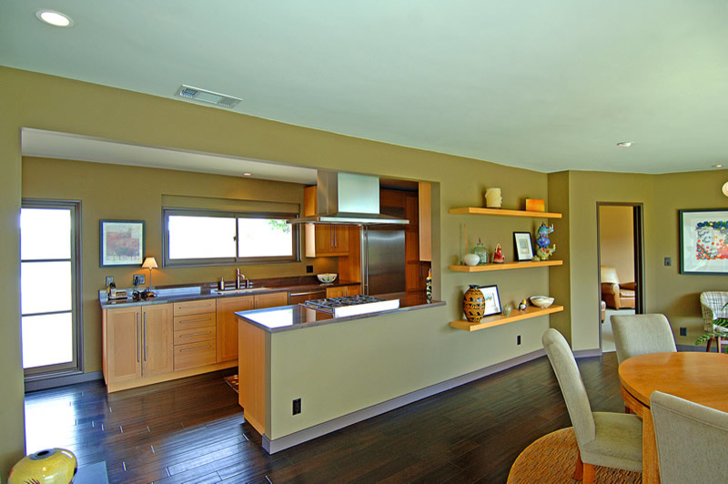 Exempel på ett mellanstort modernt kök, med en undermonterad diskho, skåp i mellenmörkt trä, rostfria vitvaror, mörkt trägolv, skåp i shakerstil och brunt golv