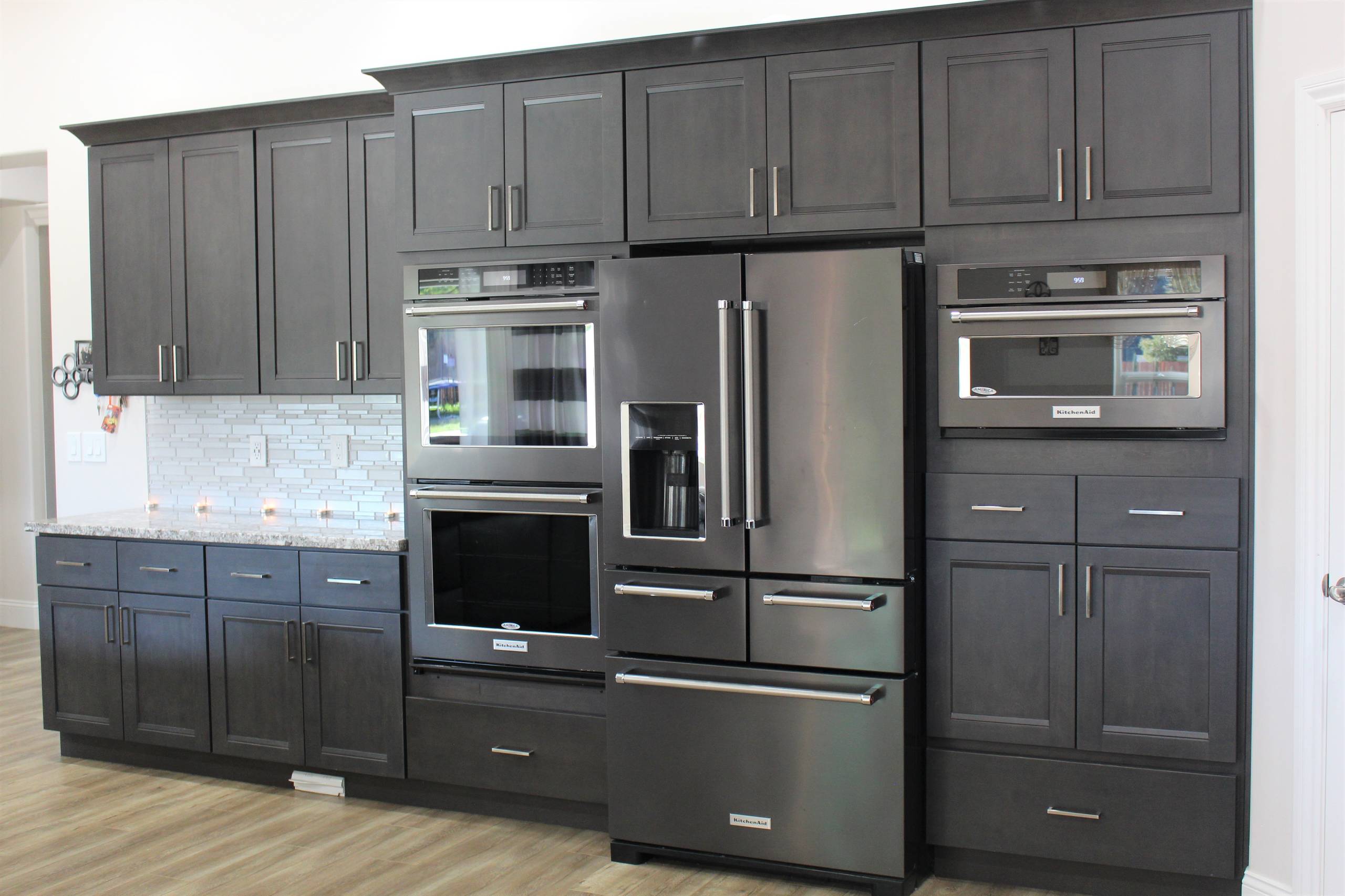 Gray Cabinets And Glass Tile Backsplash, Kitchen Backsplash Ideas For Dark Grey Cabinets