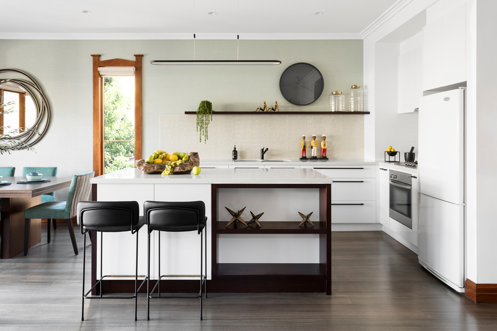 Foto di una cucina contemporanea con lavello sottopiano, ante lisce, ante bianche, paraspruzzi beige, elettrodomestici bianchi, pavimento marrone e top bianco